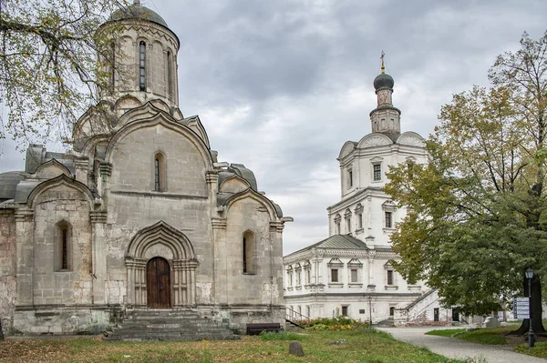 14. yüzyılda Yauza Nehri 'nin yüksek kıyısında, adını ilk başrahibi Andronikov' dan alan bir manastır kuruldu. Büyük ikon ressam Andrey Rublev burada yaşadı ve öldü..    