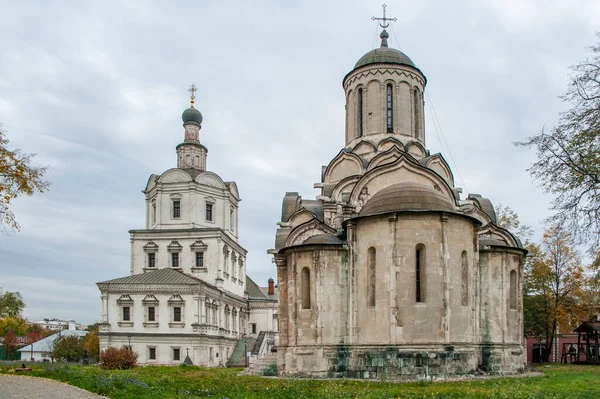 14. yüzyılda Yauza Nehri 'nin yüksek kıyısında, adını ilk başrahibi Andronikov' dan alan bir manastır kuruldu. Büyük ikon ressam Andrey Rublev burada yaşadı ve öldü..    