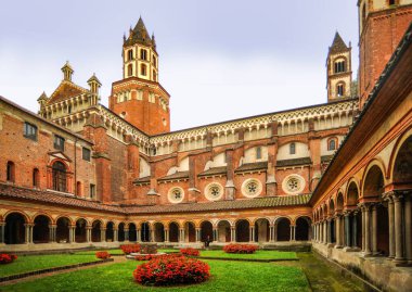 Aziz Andrew Bazilikası, Roma tarzının özelliklerini taşıyan erken dönem İtalyan Gotik 'inin güzel bir anıtıdır..    