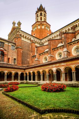 Aziz Andrew Bazilikası, Roma tarzının özelliklerini taşıyan erken dönem İtalyan Gotik 'inin güzel bir anıtıdır..    