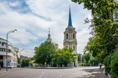 Bölgenin güzelliği nedeniyle, Bezelye Tarlası Rus asilzadelerinin en yüksek saraylarıyla inşa edildi. Yükseliş Kilisesi, saraylar gibi, Moskova klasiği tarzında inşa edilmiştir..   