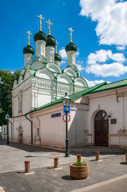 Chernihiv Lane, 16. ve 18. yüzyıllara ait özgün bir kilise ve şehir arazisi topluluğunu korumuş, Moskova tarihinin eşsiz bir mimari kompleksidir..   