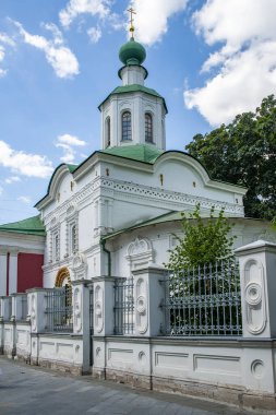 Chernihiv Lane, 16. ve 18. yüzyıllara ait özgün bir kilise ve şehir arazisi topluluğunu korumuş, Moskova tarihinin eşsiz bir mimari kompleksidir..   