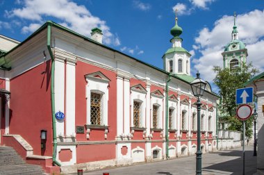 Chernihiv Lane, 16. ve 18. yüzyıllara ait özgün bir kilise ve şehir arazisi topluluğunu korumuş, Moskova tarihinin eşsiz bir mimari kompleksidir..   
