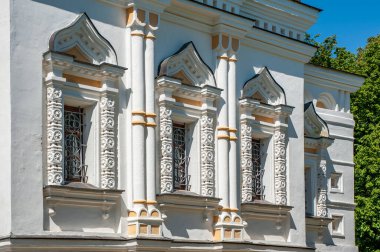Dmitrov şehri Moskova ile aynı yaştadır. Kalesi (Kremlin) hem yerel hem de Moskova prensleri tarafından kilise ve katedrallerle inşa edildi ve dekore edildi..    