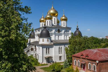 Dmitrov şehri Moskova ile aynı yaştadır. Kalesi (Kremlin) hem yerel hem de Moskova prensleri tarafından kilise ve katedrallerle inşa edildi ve dekore edildi..    