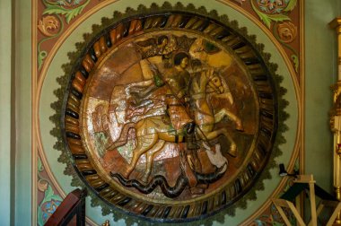 Dmitrov Kremlin 'i heykeltraşlıkla dekore etme geleneği 16. yüzyıldan beri devam ediyor. Geçen yüzyılda ortaçağ seramiklerinin yerini bronz aldı.