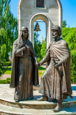 Dmitrov Kremlin 'i heykeltraşlıkla dekore etme geleneği 16. yüzyıldan beri devam ediyor. Geçen yüzyılda ortaçağ seramiklerinin yerini bronz aldı.