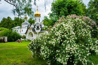 1472 'den beri Dmitrov' daki Borisoglebsky Manastırı, 16. ve 18. yüzyılların Rus mimarisinin eşsiz bir anıtıdır.   