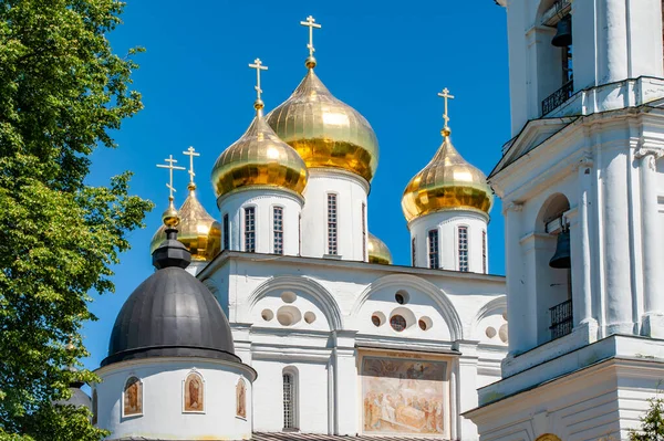 Dmitrov şehri Moskova ile aynı yaştadır. Kalesi (Kremlin) hem yerel hem de Moskova prensleri tarafından kilise ve katedrallerle inşa edildi ve dekore edildi..    