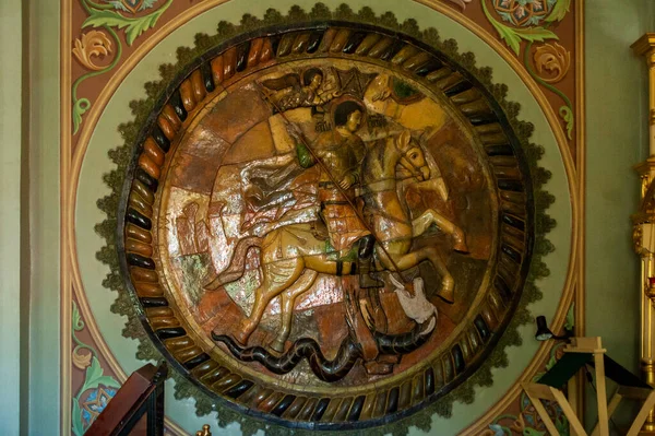 Dmitrov Kremlin 'i heykeltraşlıkla dekore etme geleneği 16. yüzyıldan beri devam ediyor. Geçen yüzyılda ortaçağ seramiklerinin yerini bronz aldı.