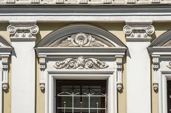19世紀後半の折衷的なスタイルで建てられたヴィシュニャコフスキー レーンの17 19世紀の広大な都市の不動産から 唯一の大きな2階建ての家は生き残った — ストック写真