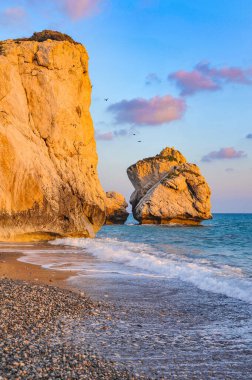 Antik Yunan efsanesine göre, deniz köpüğünden doğan aşk tanrıçası Afrodit burada, Kıbrıs kıyılarına geldi..    