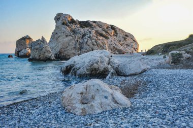 Antik Yunan efsanesine göre, deniz köpüğünden doğan aşk tanrıçası Afrodit burada, Kıbrıs kıyılarına geldi..    