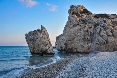 Antik Yunan efsanesine göre, deniz köpüğünden doğan aşk tanrıçası Afrodit burada, Kıbrıs kıyılarına geldi..    