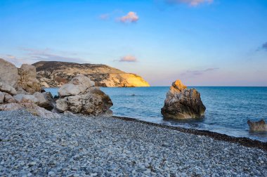 Antik Yunan efsanesine göre, deniz köpüğünden doğan aşk tanrıçası Afrodit burada, Kıbrıs kıyılarına geldi..    