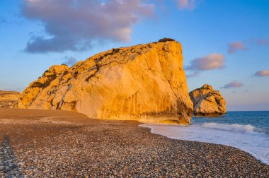 Antik Yunan efsanesine göre, deniz köpüğünden doğan aşk tanrıçası Afrodit burada, Kıbrıs kıyılarına geldi..    