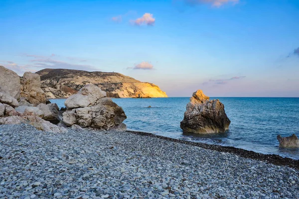 Antik Yunan efsanesine göre, deniz köpüğünden doğan aşk tanrıçası Afrodit burada, Kıbrıs kıyılarına geldi..    