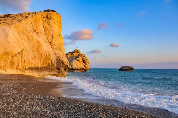 Antik Yunan efsanesine göre, deniz köpüğünden doğan aşk tanrıçası Afrodit burada, Kıbrıs kıyılarına geldi..    