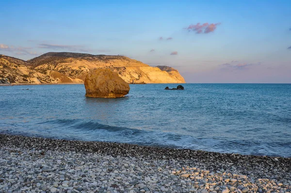 Antik Yunan efsanesine göre, deniz köpüğünden doğan aşk tanrıçası Afrodit burada, Kıbrıs kıyılarına geldi..    