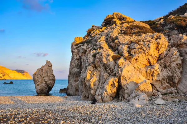 Antik Yunan efsanesine göre, deniz köpüğünden doğan aşk tanrıçası Afrodit burada, Kıbrıs kıyılarına geldi..    