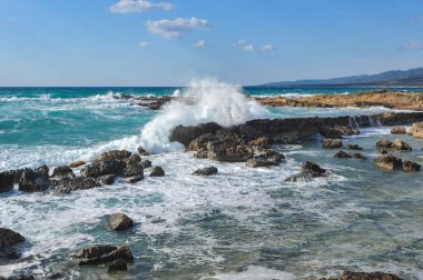 Jeolojik yapısı nedeniyle Drepano Burnu kıyıları tuhaf manzarasıyla ünlüdür ve Kıbrıs 'ın doğal cazibelerinden biridir..    