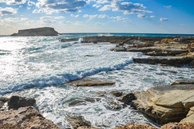 Jeolojik yapısı nedeniyle Drepano Burnu kıyıları tuhaf manzarasıyla ünlüdür ve Kıbrıs 'ın doğal cazibelerinden biridir..    