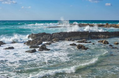 Jeolojik yapısı nedeniyle Drepano Burnu kıyıları tuhaf manzarasıyla ünlüdür ve Kıbrıs 'ın doğal cazibelerinden biridir..    