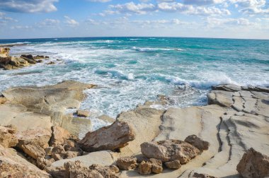 Jeolojik yapısı nedeniyle Drepano Burnu kıyıları tuhaf manzarasıyla ünlüdür ve Kıbrıs 'ın doğal cazibelerinden biridir..    