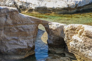 Heykel rahatlığı, rüzgârla cilalanmış üstleri ve tenha koyları ile öngörülemez şekildeki beyaz kayalar Kıbrıs 'ın batı kıyısında çarpıcı bir doğa olayıdır.      