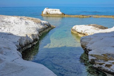Heykel rahatlığı, rüzgârla cilalanmış üstleri ve tenha koyları ile öngörülemez şekildeki beyaz kayalar Kıbrıs 'ın batı kıyısında çarpıcı bir doğa olayıdır.      