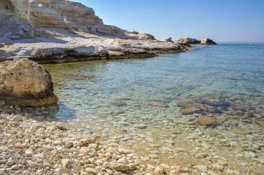 Heykel rahatlığı, rüzgârla cilalanmış üstleri ve tenha koyları ile öngörülemez şekildeki beyaz kayalar Kıbrıs 'ın batı kıyısında çarpıcı bir doğa olayıdır.      