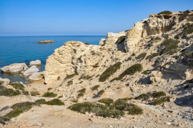 Heykel rahatlığı, rüzgârla cilalanmış üstleri ve tenha koyları ile öngörülemez şekildeki beyaz kayalar Kıbrıs 'ın batı kıyısında çarpıcı bir doğa olayıdır.      