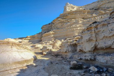 Heykel rahatlığı, rüzgârla cilalanmış üstleri ve tenha koyları ile öngörülemez şekildeki beyaz kayalar Kıbrıs 'ın batı kıyısında çarpıcı bir doğa olayıdır.      