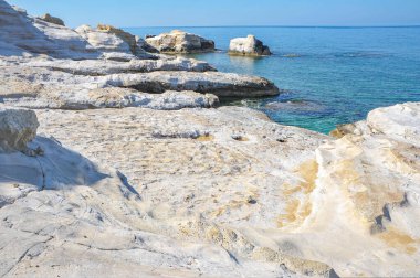 Heykel rahatlığı, rüzgârla cilalanmış üstleri ve tenha koyları ile öngörülemez şekildeki beyaz kayalar Kıbrıs 'ın batı kıyısında çarpıcı bir doğa olayıdır.      
