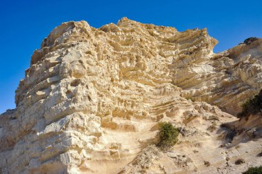 Heykel rahatlığı, rüzgârla cilalanmış üstleri ve tenha koyları ile öngörülemez şekildeki beyaz kayalar Kıbrıs 'ın batı kıyısında çarpıcı bir doğa olayıdır.      