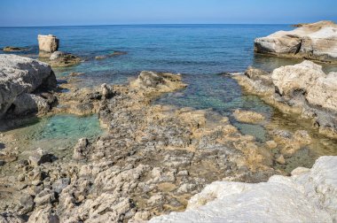 Heykel rahatlığı, rüzgârla cilalanmış üstleri ve tenha koyları ile öngörülemez şekildeki beyaz kayalar Kıbrıs 'ın batı kıyısında çarpıcı bir doğa olayıdır.      