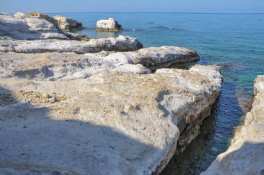 Heykel rahatlığı, rüzgârla cilalanmış üstleri ve tenha koyları ile öngörülemez şekildeki beyaz kayalar Kıbrıs 'ın batı kıyısında çarpıcı bir doğa olayıdır.      