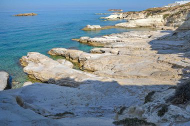 Heykel rahatlığı, rüzgârla cilalanmış üstleri ve tenha koyları ile öngörülemez şekildeki beyaz kayalar Kıbrıs 'ın batı kıyısında çarpıcı bir doğa olayıdır.      