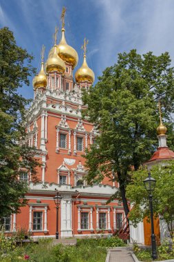 Kadashi 'nin kraliyet dokumacılarının yerleşiminde İsa' nın Dirilişi Kilisesi 1687-1695 yılları arasında Moskova Barok tarzında inşa edilmiştir. Çan kulesine Kadashevskaya mumu denir..    