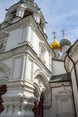 Moskova 'da ortaçağ mimarisinin gelişiminin mükemmel bir sonucu olarak Pyzhi' deki Aziz Niklas Kilisesi 'nin kasasında süslemeli kemerler ve lüks bir tablosu bulunmaktaydı.