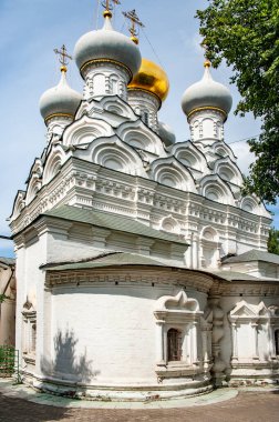 Moskova 'da ortaçağ mimarisinin gelişiminin mükemmel bir sonucu olarak Pyzhi' deki Aziz Niklas Kilisesi 'nin kasasında süslemeli kemerler ve lüks bir tablosu bulunmaktaydı.