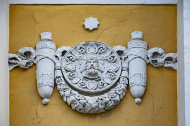 Zengin tüccarların malikanesi ve malikanenin karşısındaki kilise Rus klasiği tarzında 18. ve 19. yüzyılın seçkin mimarları tarafından inşa edildi..  