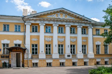 Zengin tüccarların malikanesi ve malikanenin karşısındaki kilise Rus klasiği tarzında 18. ve 19. yüzyılın seçkin mimarları tarafından inşa edildi..  