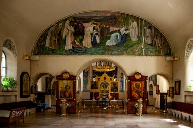 Merhamet Evleri 'nin Kadın Aracı Kilisesi, antik Rus mimarisinin sanatsal gelenekleriyle birlikte Art Nouveau stilinin başarılı bir senteziydi.   