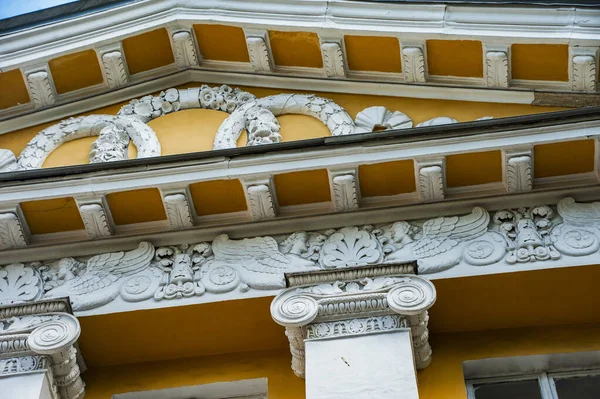 不動産の反対側に位置する裕福な商人Dolgovsと教会の不動産は ロシアの古典主義のスタイルで18と19世紀の優れた建築家によって建てられました — ストック写真