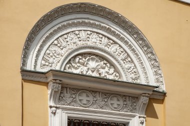 Tolmachi 'deki Aziz Niklas Kilisesi dünyaca ünlü Tretyakov Galerisi' nin bir şubesidir. En değerli Ortodoks simgeleri bu kilisede tutuluyor..      