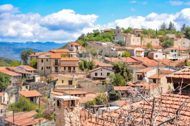 14. yüzyıldan beri bilinen Lofu dağ köyü (lofos-hill) yerel manzaranın özelliklerini tanımlar. Taş döşeli sokaklar, yumuşak yamaçlara tırmanıyor.       