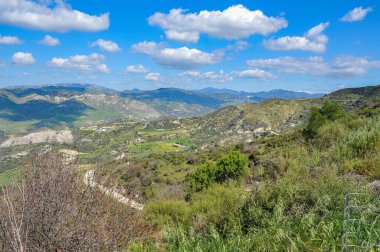 14. yüzyıldan beri bilinen Lofu dağ köyü (lofos-hill) yerel manzaranın özelliklerini tanımlar. Taş döşeli sokaklar, yumuşak yamaçlara tırmanıyor.       