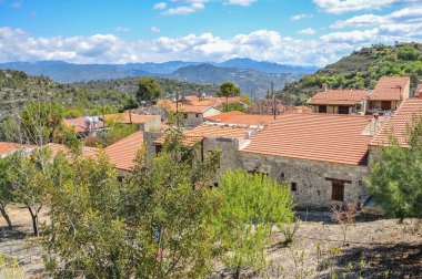 14. yüzyıldan beri bilinen Lofu dağ köyü (lofos-hill) yerel manzaranın özelliklerini tanımlar. Taş döşeli sokaklar, yumuşak yamaçlara tırmanıyor.       